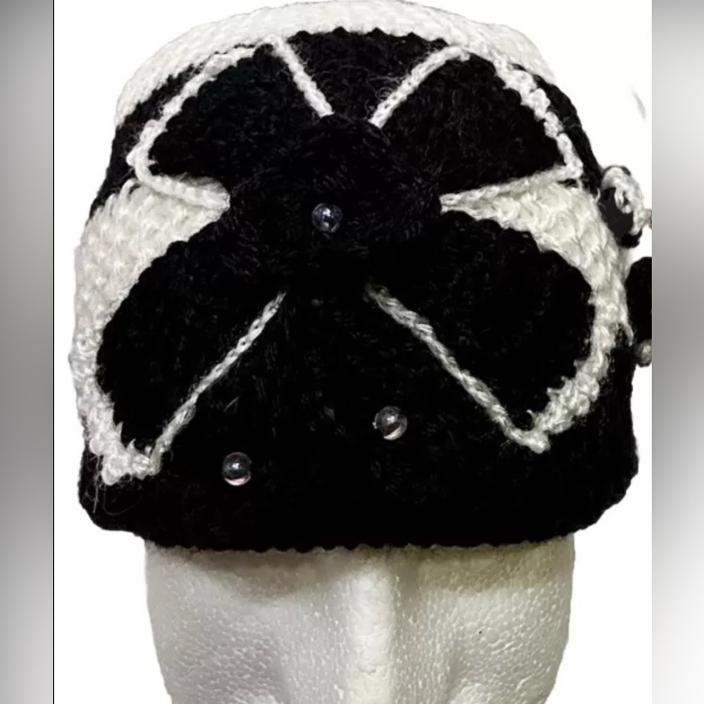 Women’s Windmill Design Studs Crocheted Knit Winter Hat White Black Wide Stripes